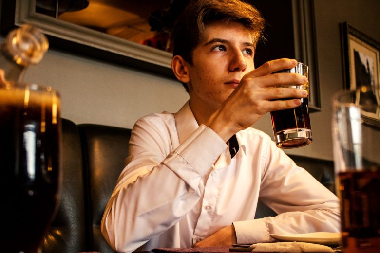未成年飲酒の発覚と契約解除